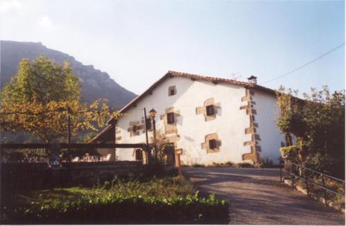 fachada 1 casa rural Mitarte Garai en Gipuzkoa