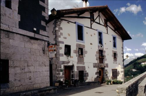 fachada casa rural etxeberri en gipuzkoa